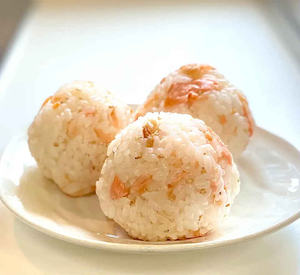 鮭とごま油のおにぎり|かっちゃん杉さん