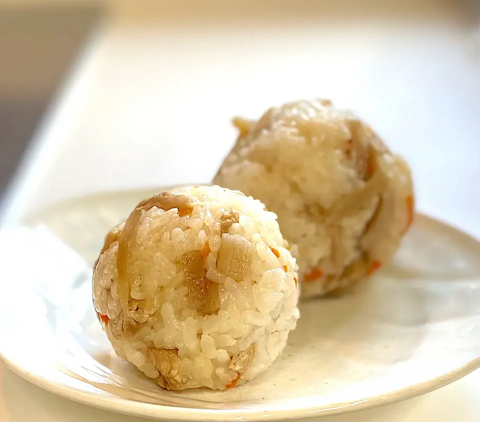 Snapdishの料理写真:具沢山混ぜご飯のおにぎり|かっちゃん杉さん