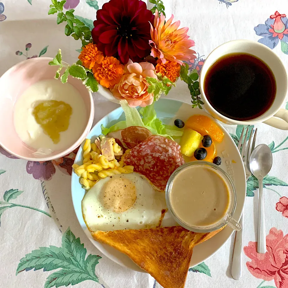 Snapdishの料理写真:🌼花とモーニングプレート🌼|あっちゃんさん