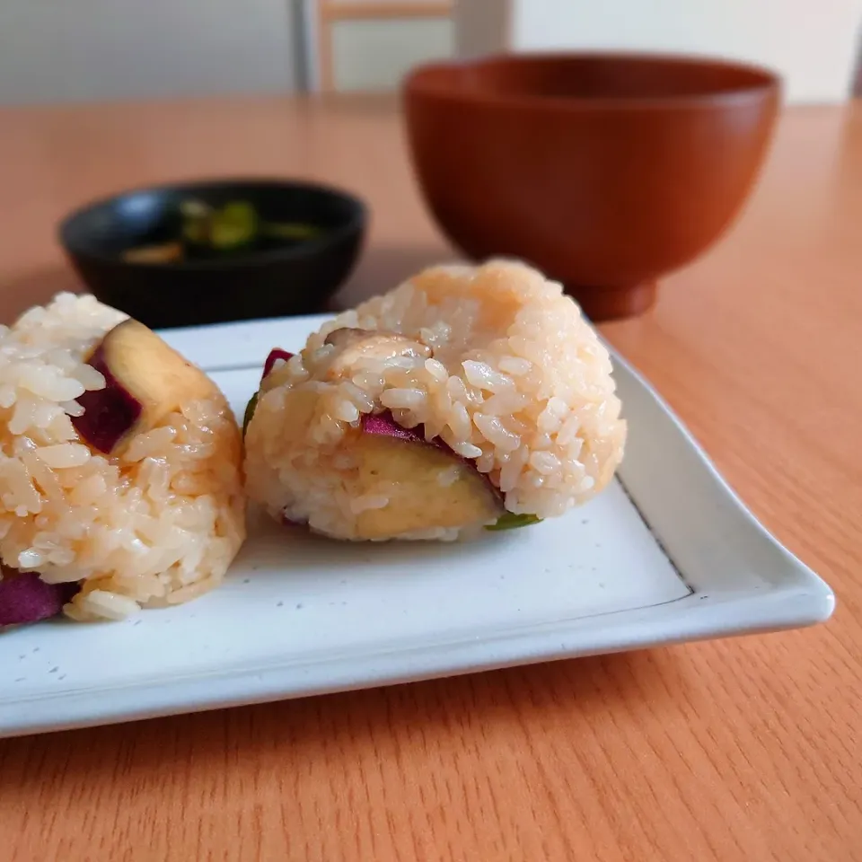 【昼ごはん】
おにぎり
カブときゅうりの塩昆布和え
梅スープ|Rie*さん