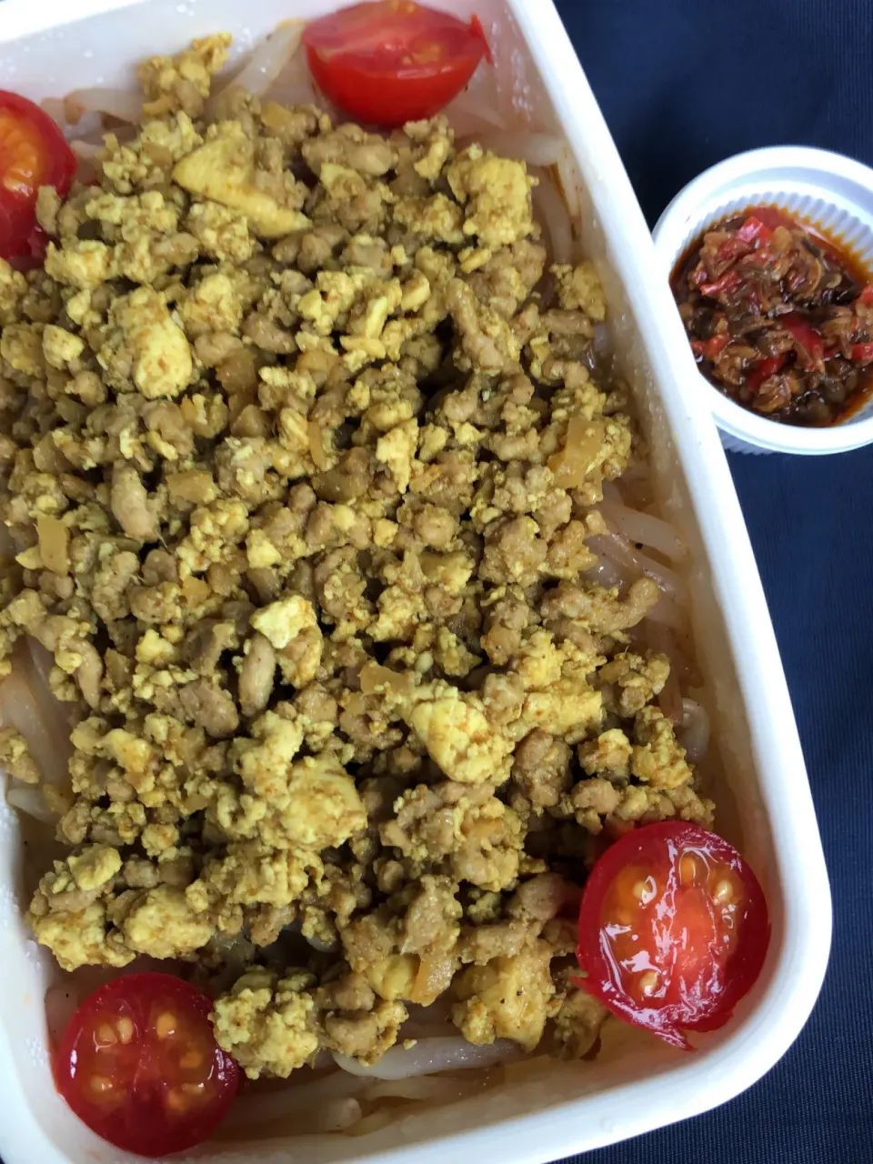 無敵のハリッサと豆腐のカレーそぼろ丼弁当【昼めし】|超絶トルーマン石6さん