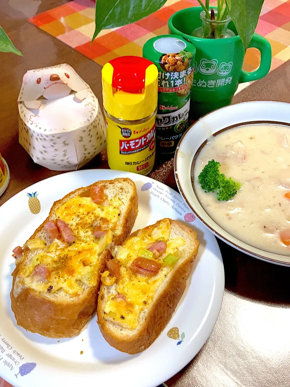 シチューの付け合わせパンに早速届いたカレーパウダーをかけてみたよ！|るるうささん