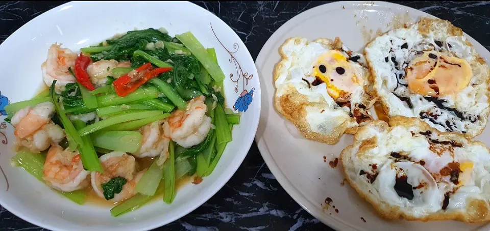 Simple dinner Friday 22 Oct 2021 🤗😋🤤
garlic chilli prawns veggie + fried eggs + rice|🌷lynnlicious🌷さん