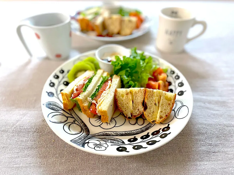 Snapdishの料理写真:チキンと野菜のサンドとバナナクリームサンドの朝ごはん|ゆかりさん