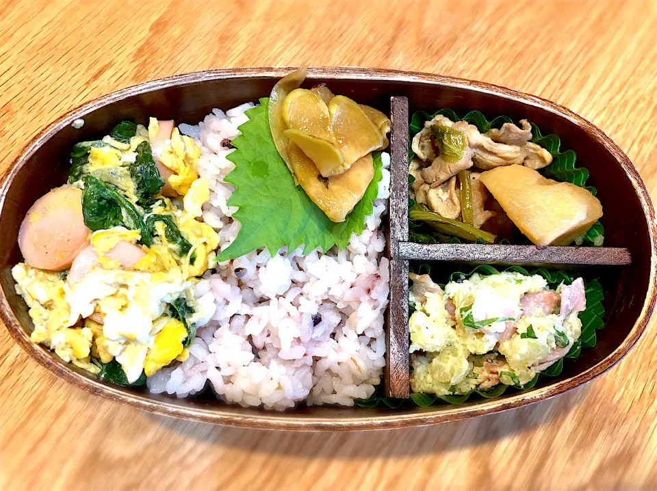 サラ弁　　　　　　　　　　　　　　　　　　　小松菜とソーセージの卵とじ　紫蘇のポテトサラダ　豚とじゃがいもの煮物|じゅんさんさん