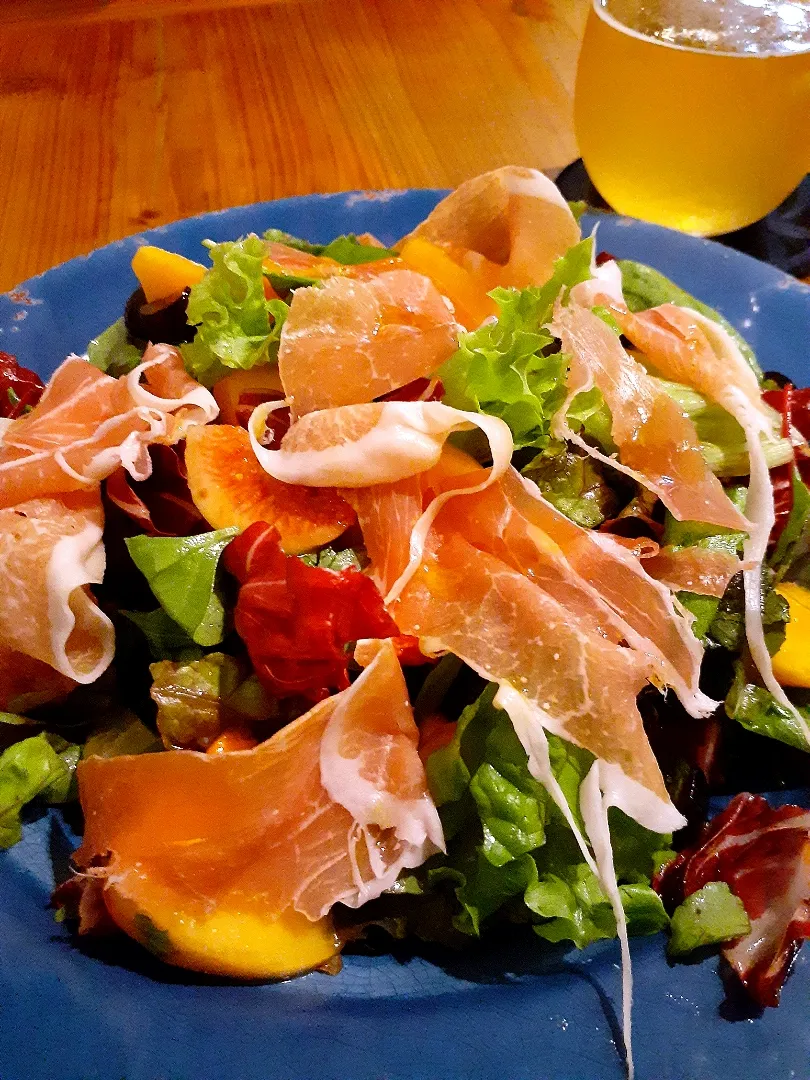 外食🔷季節のフルーツと生ハムの🥗サラダ🔷|@きなこさん