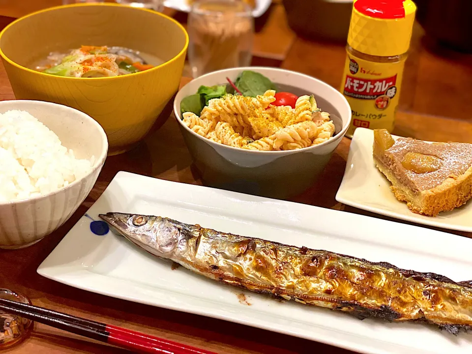 Snapdishの料理写真:秋の味覚🍁秋刀魚の塩焼き定食☺︎マカロニサラダカレーパウダー味変Ver.|まめすけ。さん