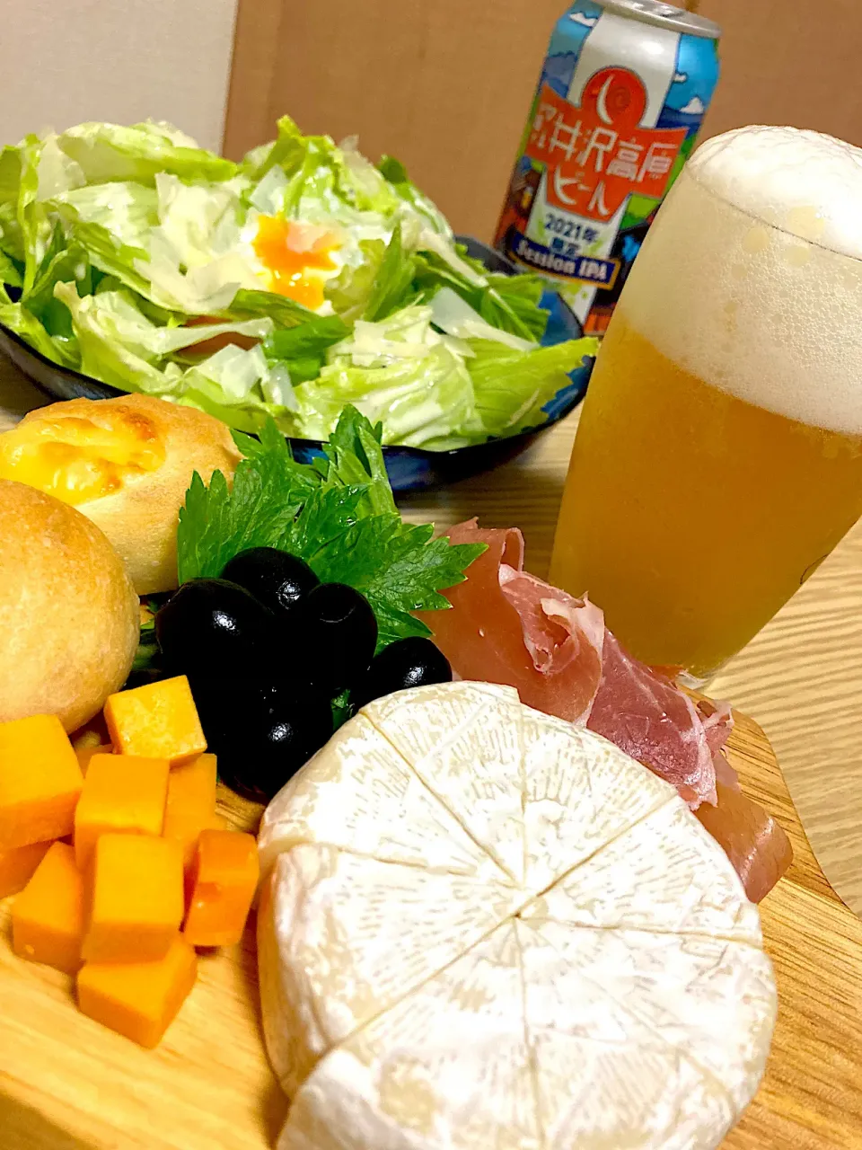 パルミジャーノレッジャーノを削ったシンプルなシーザーサラダとチーズプラトー。軽井沢ビールsession IPAと😋🍻🧀💕✨|アイさん