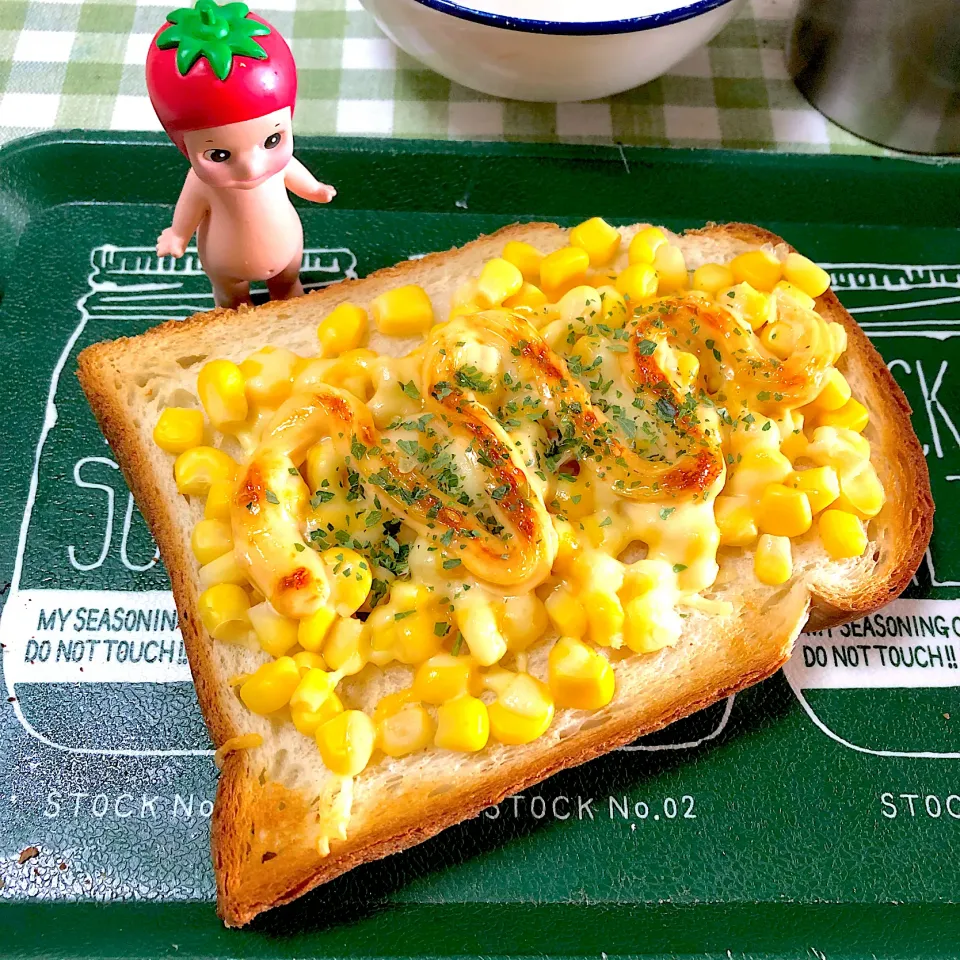 Snapdishの料理写真:チーズ明太マヨコーントースト|こじゅわいさん