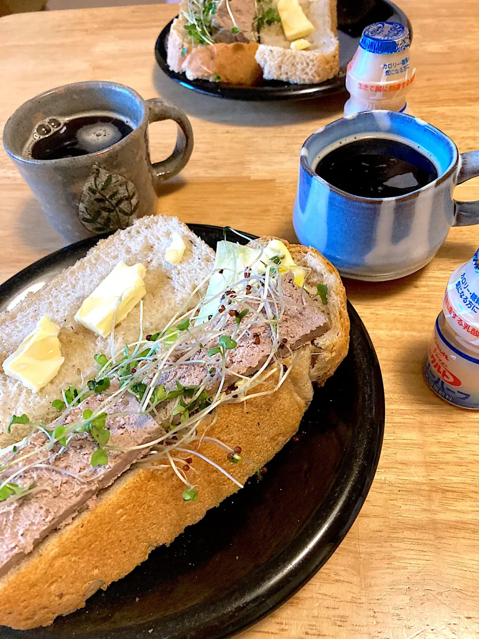 朝焼き全粒粉ゴマ食パン🍞でハニーバターandレバーケーゼのオープンサンド|さくたえさん