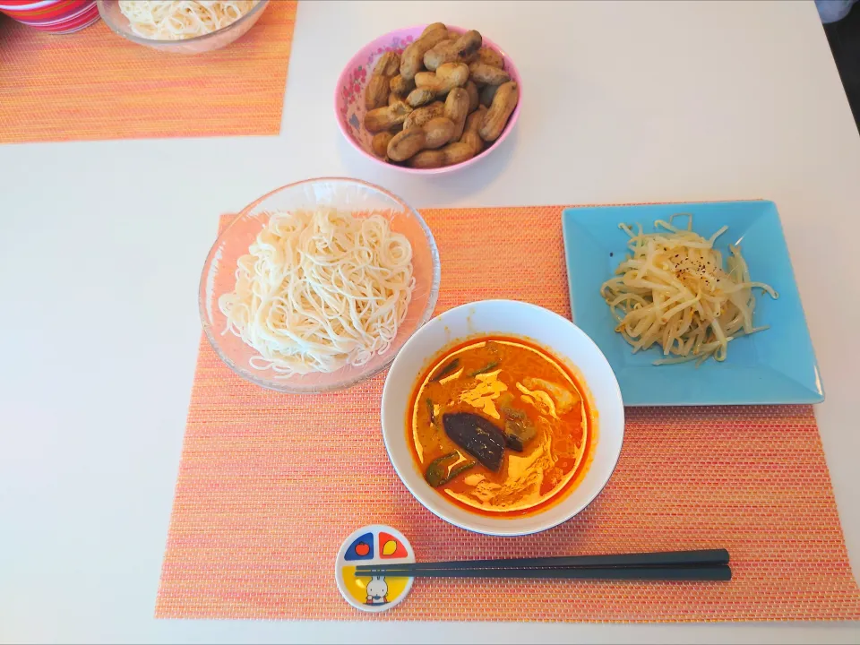 今日の昼食　レッドカレー、そうめん、もやしサラダ、落花生|pinknari🐰🌈さん