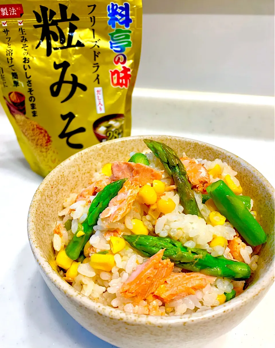 鮭🐟アスパラ🌱コーン🌽の味噌バター混ぜご飯|ひろりんさん