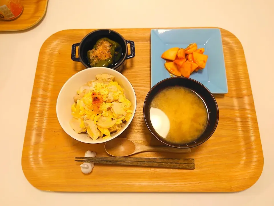 今日の夕食　親子丼、大根のコチュジャン和え、ピーマン丸ごと煮、じゃがいもと玉ねぎの味噌汁|pinknari🐰🌈さん