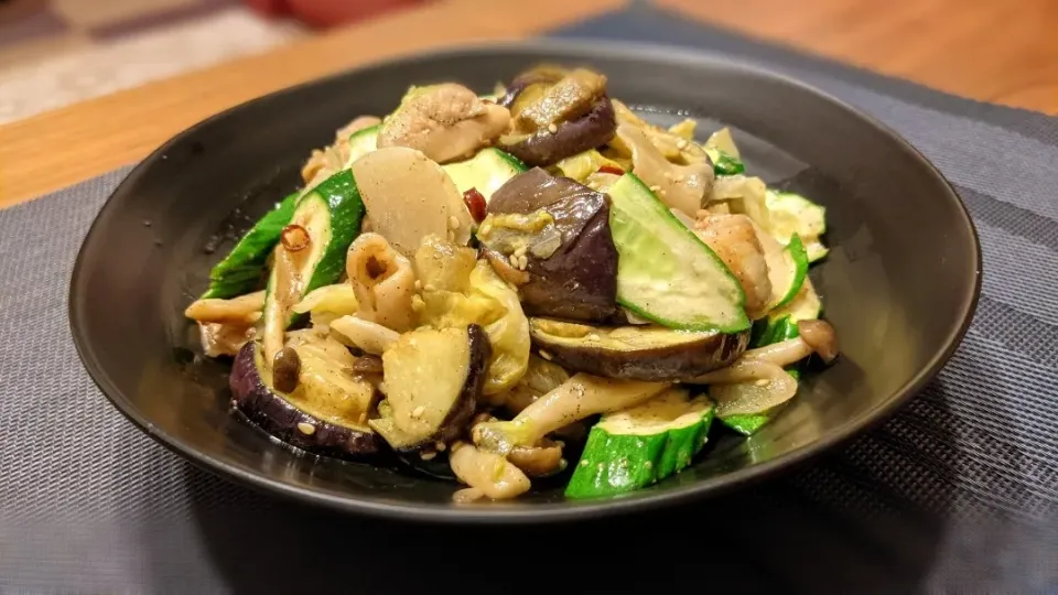 鶏肉と茄子としめじとｷｭｳﾘの
ﾆﾝﾆｸﾊﾞﾀｰ醤油炒め〜
の晩ごはん✨|kaz(*･ω･)さん