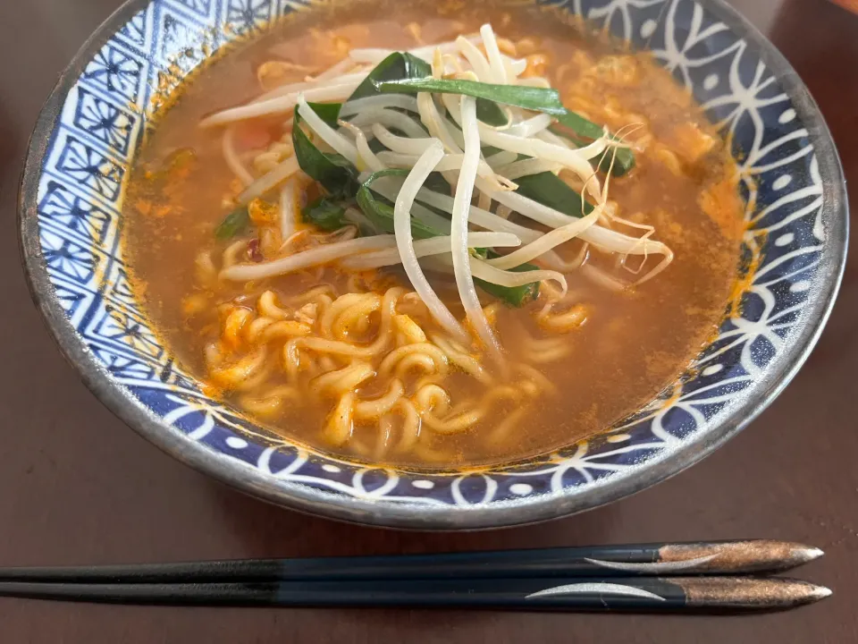 関東大学アメフトを自宅観戦しながらのランチ。肌寒かったので辛ラーメンを作ってあたたまりました。|sniper66さん