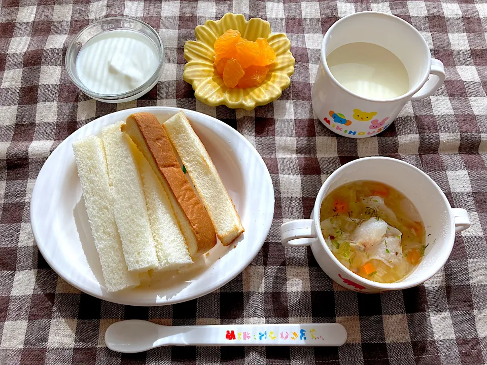 【離乳食】食パン、たらと野菜のコンソメスープ、みかん、ヨーグルト、ミルク|sayaさん