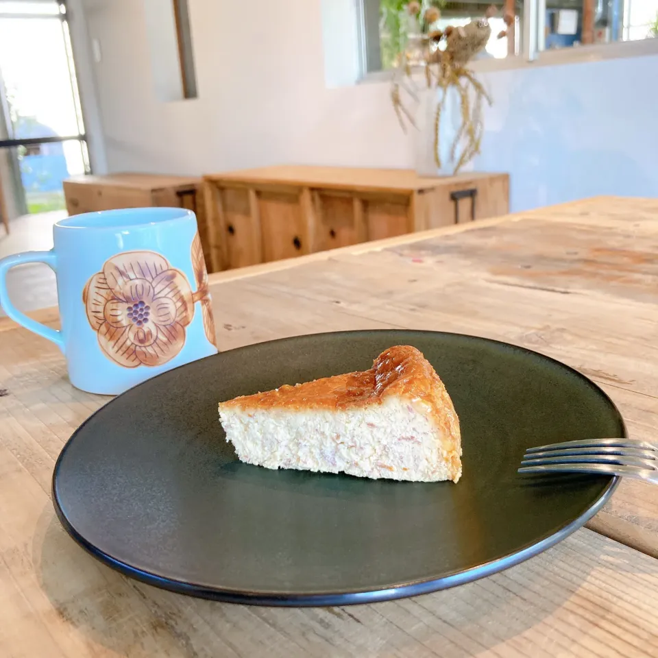 柿とホワイトチョコのチーズケーキと　　コーヒー🍰☕️|ちゃみこさん