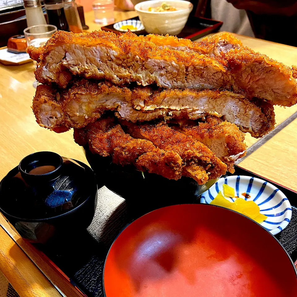 お昼ごはん。小平町鬼鹿　すみれ。主人はトンカツ丼‼️甘辛タレが美味しい〜💕|renharuruさん