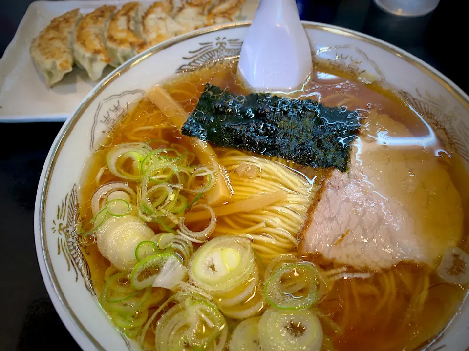 宝明楼さんのラーメンと餃子🎶|ひーちゃんさん