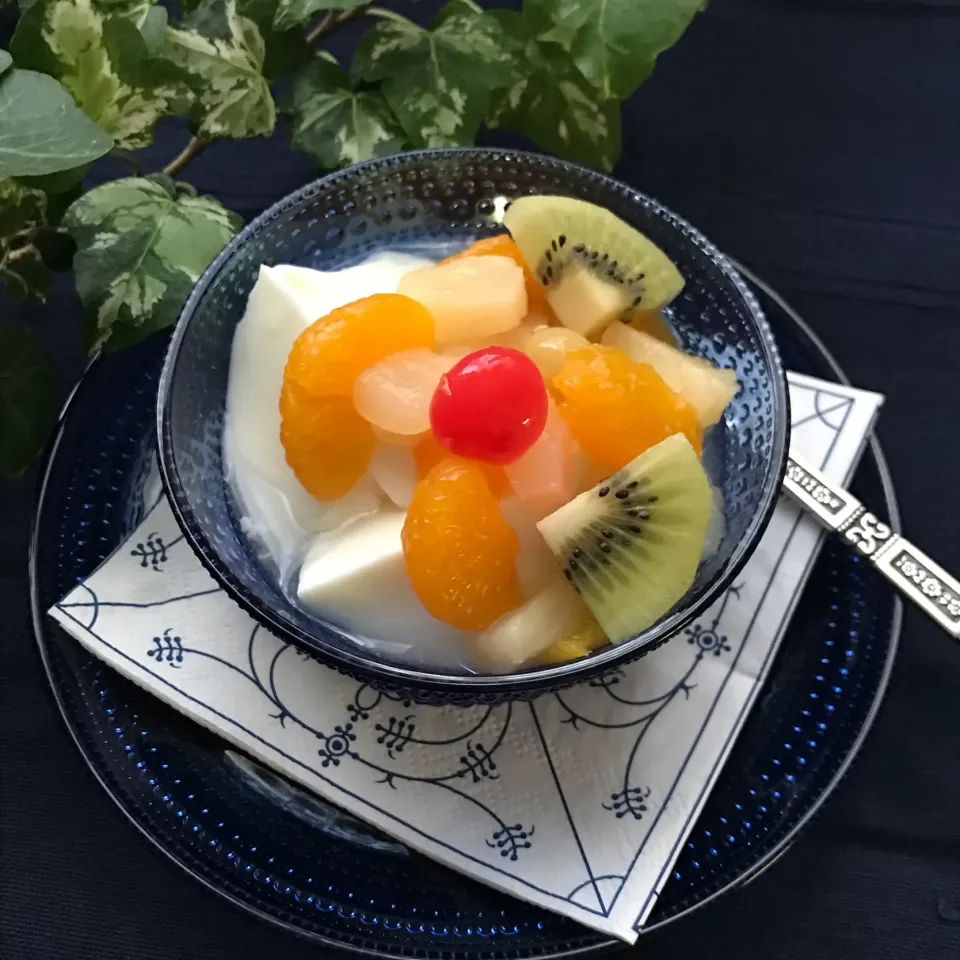 Snapdishの料理写真:🥛🥫副反応でダウン⤵️でも　これならチュルンチュルン〜🥄ミルクプリン&フルーツ🥝|Hollyさん