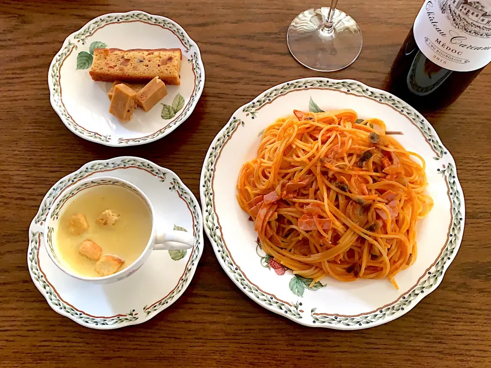 ハムとマッシュルームのトマトソーススパゲティ🍝コーンスープ🌽千疋屋のフルーツケーキ🍇六花亭のマルセイキャラメル🍬今日の昼食🍷20211024|rococoさん