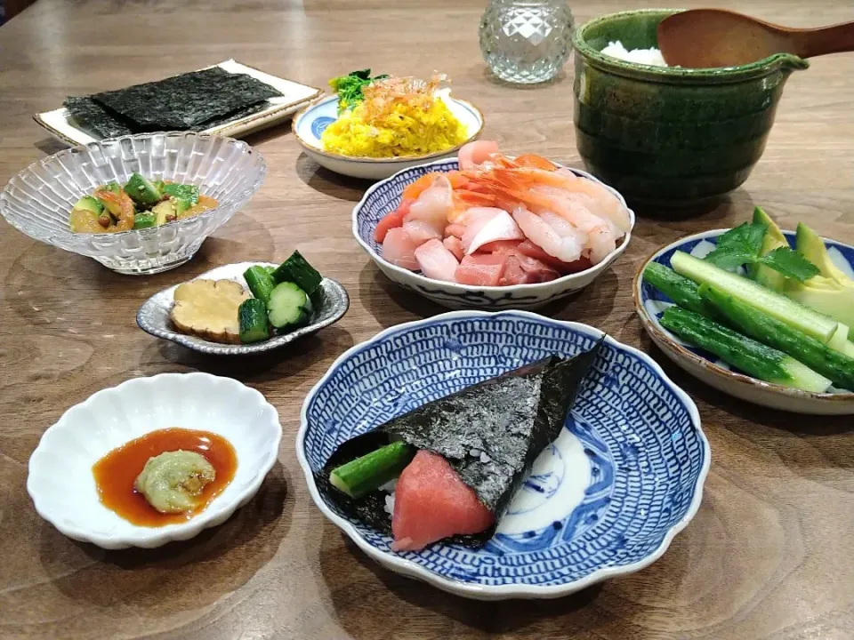 手巻き寿司のある食卓|古尾谷りかこさん