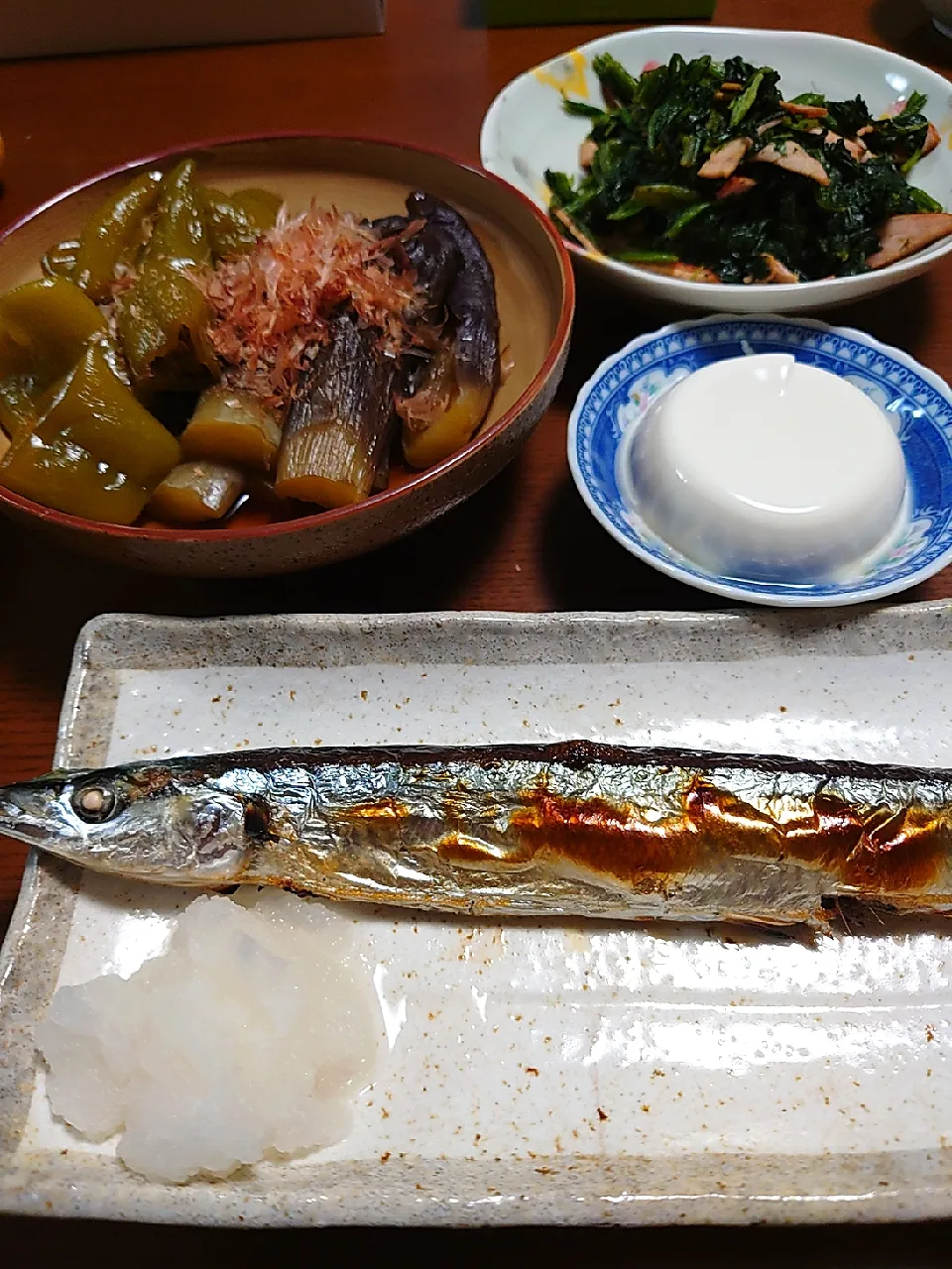 秋刀魚
茄子と万願寺とうがらし煮浸し
ほうれん草とハムの炒めもの
冷やっこ|ぱやさん