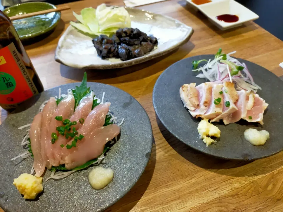 宮崎市内の地鶏屋で鳥刺しや炭火焼を冷酒で合わすと最高に旨かった😋|フージさん