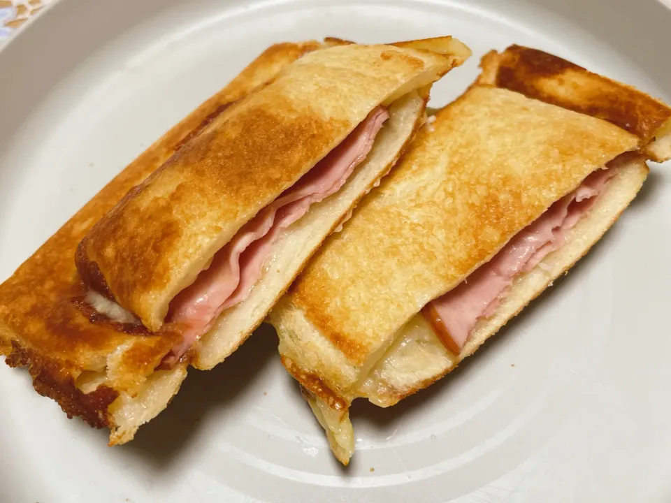 ハムチーズのホットサンド🥪|くろねこっく🐈‍⬛さん