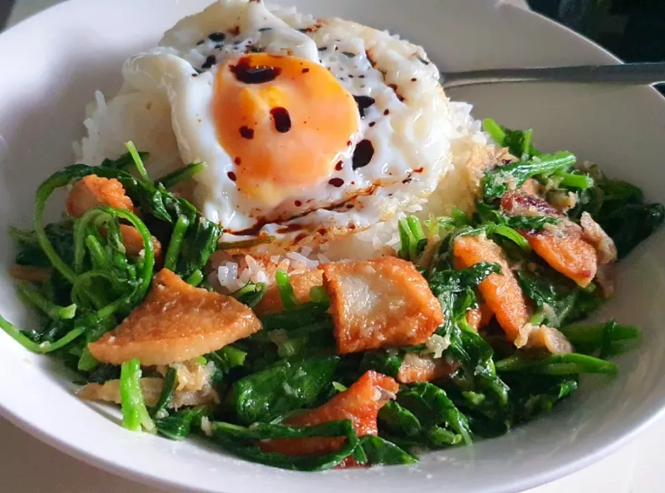 Sunday dinner 🤤🥰😍
spinach fish cakes dried shrimp paste 
fried egg|🌷lynnlicious🌷さん