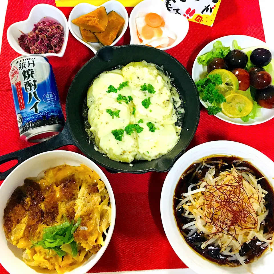 今夜の晩酌メニュー^_^😋カリカリ豚カツのカツ丼😋スキレットでチーズポテト🥔もやしナムル😋ブラックトマト蜂蜜漬け🍅🍯大根人参カンタン酢漬け🥕南瓜甘煮🎃食用菊カンタン酢漬け^_^SUNTORY鏡月焼酎ハイ🍺|HAMI69さん