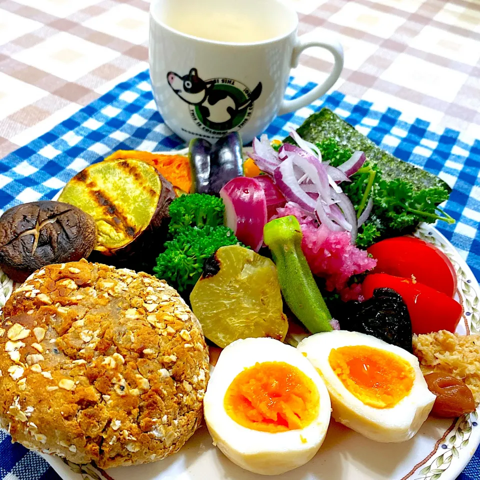 Snapdishの料理写真:今日の朝ごはん★全粒粉、オートミール、米麹の胡麻入りココナッツミルクパン|riko30294さん