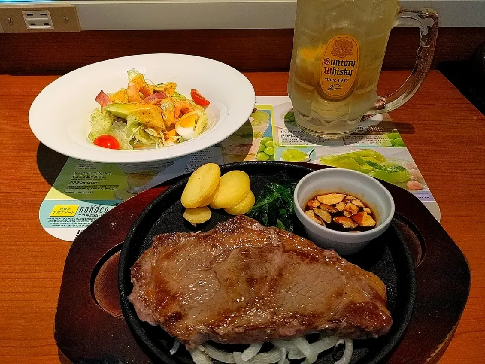 夜勤明け今日からアルコール飲料も通常に戻った近所のデニーズでサーロインステーキ&コブサラダをメガハイボールと共に🍻|Tarou  Masayukiさん