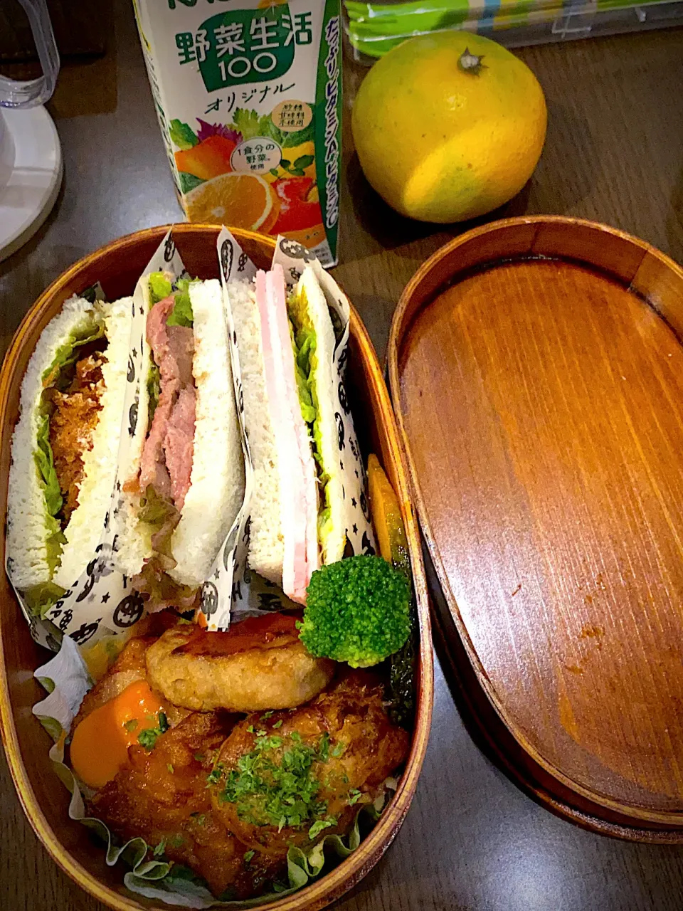 お弁当🍱　フライドチキン　オーロラ辛ソース　ハンバーグ　トマトソース　タコ焼き　ソースマヨ青海苔　カボチャソテー　蒸しブロッコリー　ヒレカツサンド　ローストビーフサンド　ハムレタスサンド🥬　みかん　野菜ジュース|ch＊K*∀o(^^*)♪さん