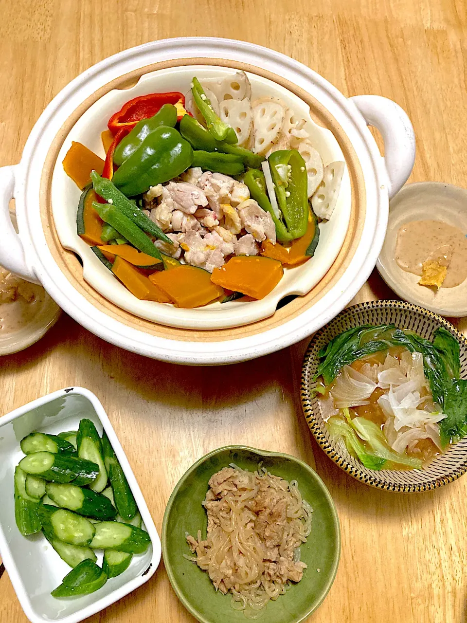 ヘルシー蒸し野菜(胡麻ダレにお味噌混ぜたソース)、きゅうりの浅漬け、切り干し大根の煮物、鯖味噌オニオン😊|さくたえさん