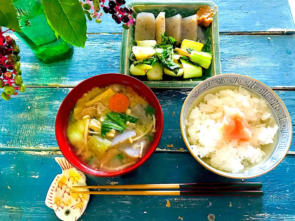 豚汁、青梗菜🥬エゴマ油ニンニク炒め、こんにゃくニンニク味噌、土鍋炊きご飯にタラコ|atsukoさん