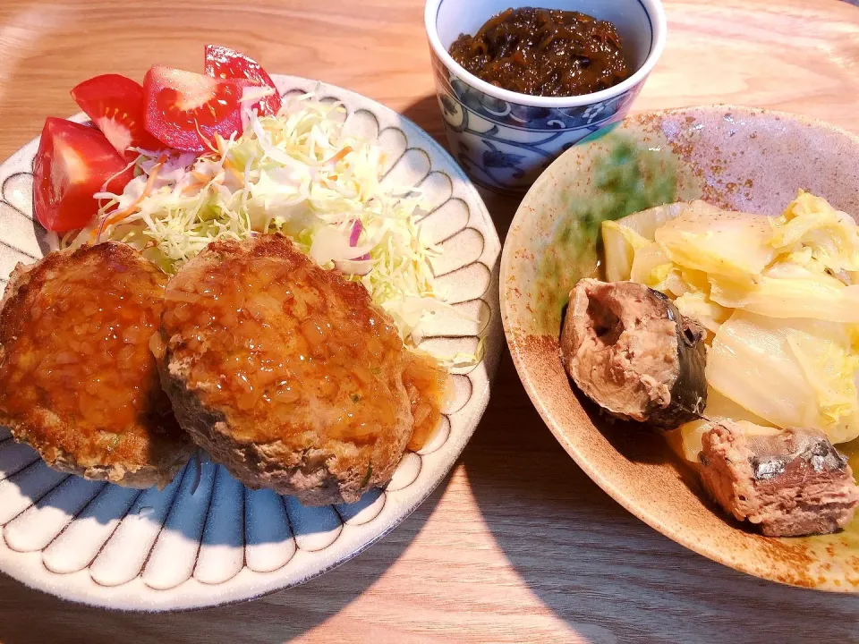 先ほどの作り置きで夕飯。蓮根入り和風ハンバーグには玉ねぎポン酢、白菜と鯖缶の炊いたんは薄味で優しい夕飯になりました。モズク付き|海斗さん