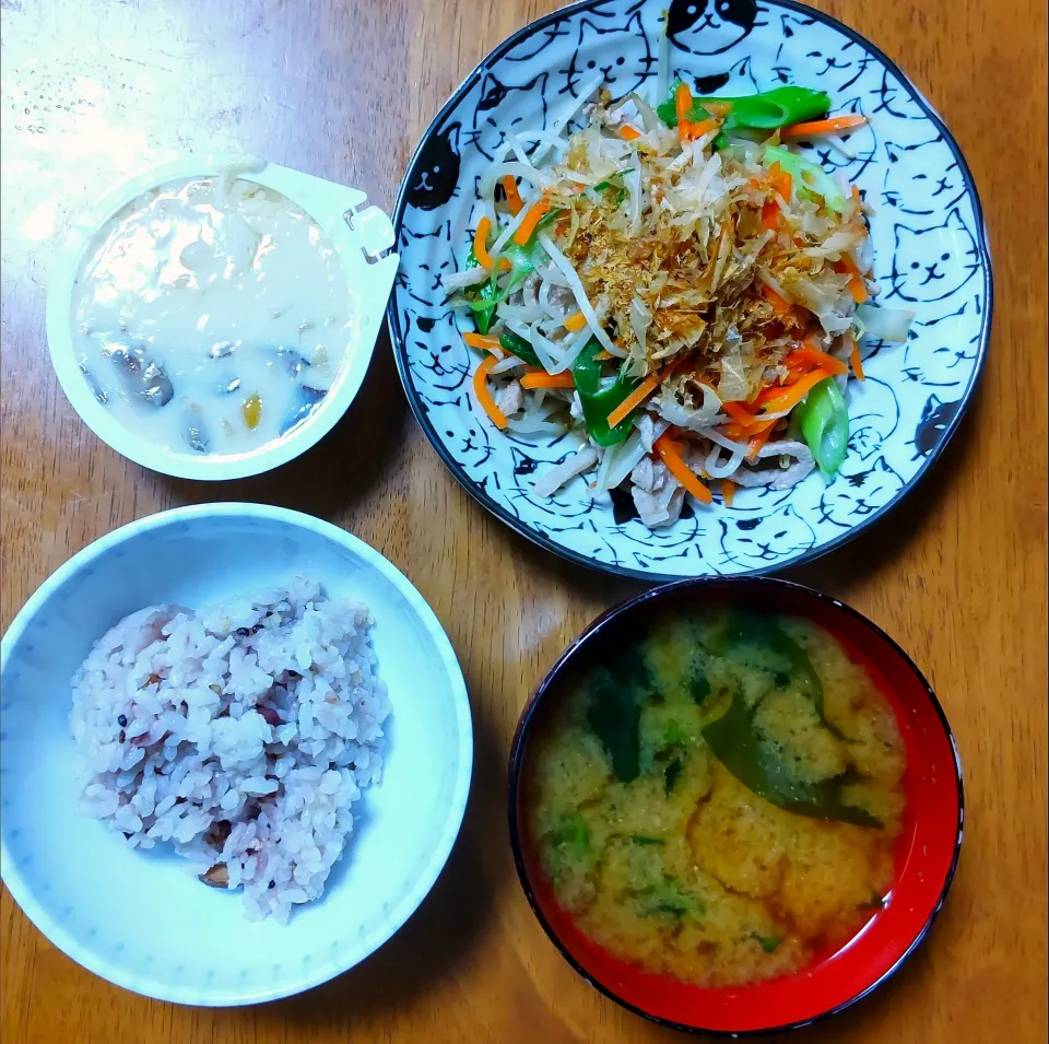 １０月１６日　豚肉と黒豆もやしの和風出汁炒め　茶わん蒸し　わかめのお味噌汁|いもこ。さん