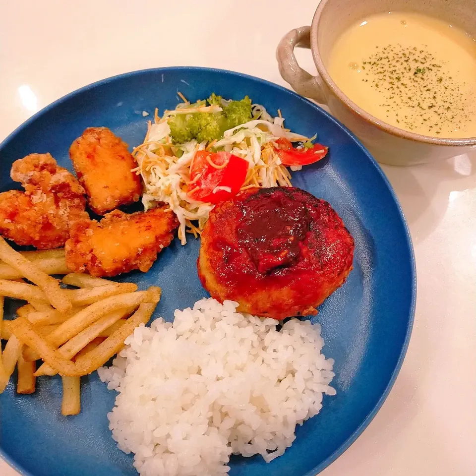 ごはん、カレー味ポテトフライ、カレー味唐揚げ、ハンバーグ、サラダ、コーンスープ|nikotan.syさん