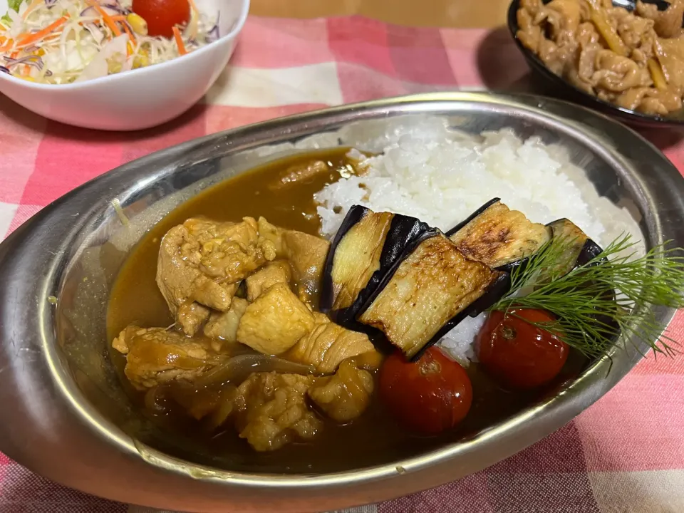 ポークカレー、茄子とミニトマトの素揚げ添え|ハルのただ飯さん