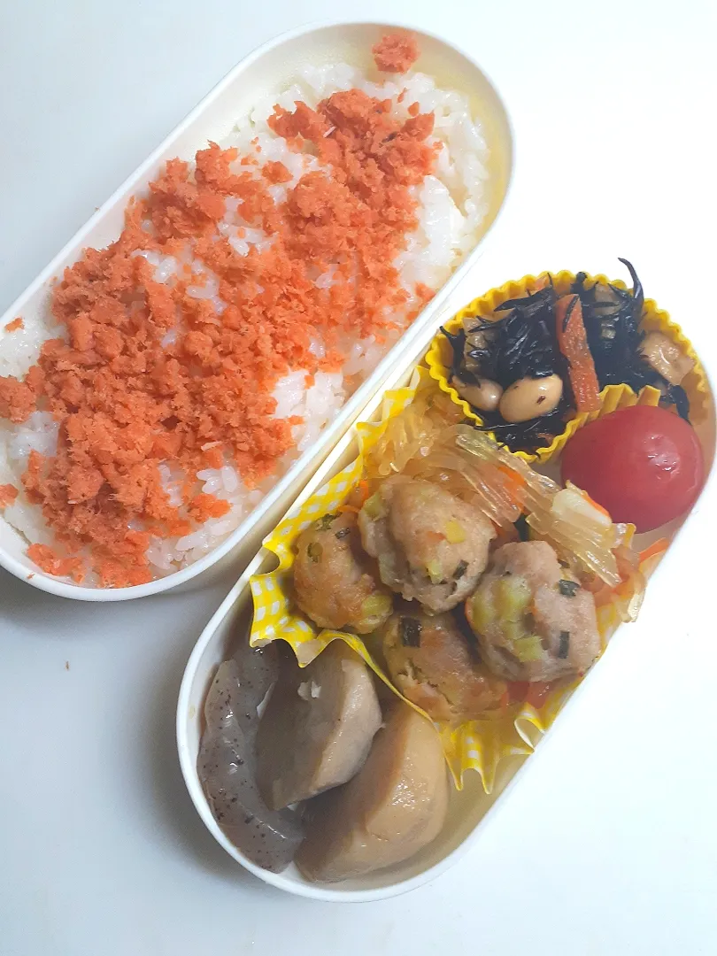 ☆中学生弁当☆鮭ごはん、ひじき煮物、ミニトマト、春雨炒め、さつまいも入り肉団子、里芋煮っころがし|ｼｮｺﾗさん