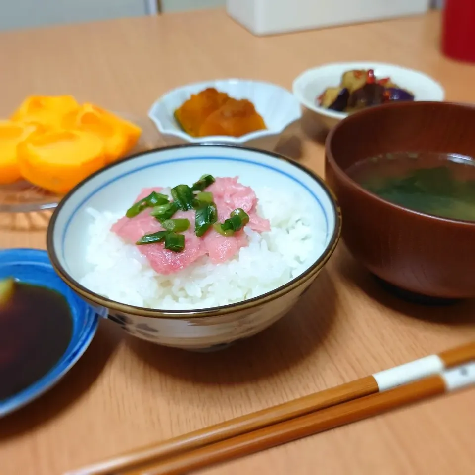 Snapdishの料理写真:【夜ごはん】
ネギトロごはん
味噌汁(豆腐、わかめ)
茄子の南蛮漬け
かぼちゃの煮物
柿|Rie*さん