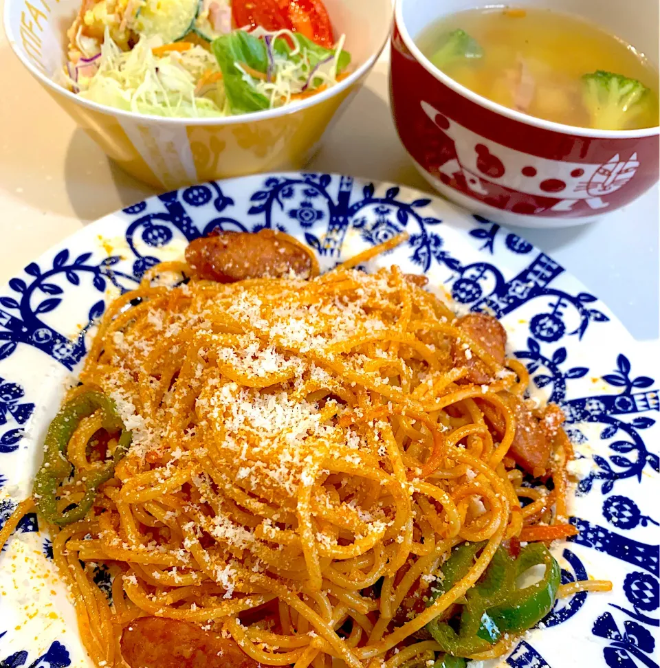 夜ご飯😊ポテサラ＆サラダ、野菜スープ、ナポリタン　パルミジャーノレッジャーノかけました♡|とまこ(*^o^*)さん