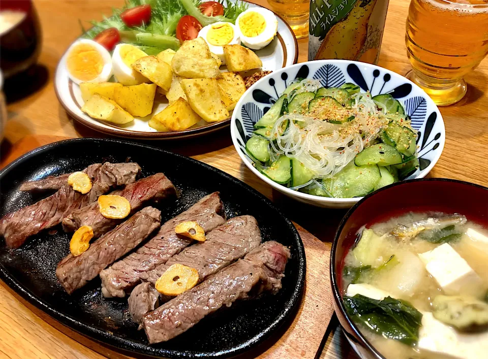 アンガス牛ステーキ　じゃがいもの揚げ焼き　胡瓜と春雨の酢物（塩昆布入り）|じゅんさんさん