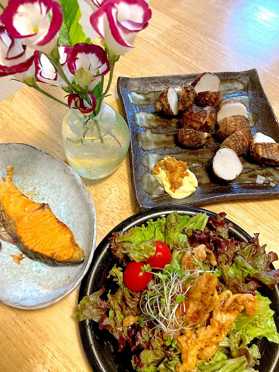 晩御飯♡茹で里芋(マヨ味噌)、秋鮭の塩焼き、鶏せせりの焼き肉サラダ🍀|さくたえさん