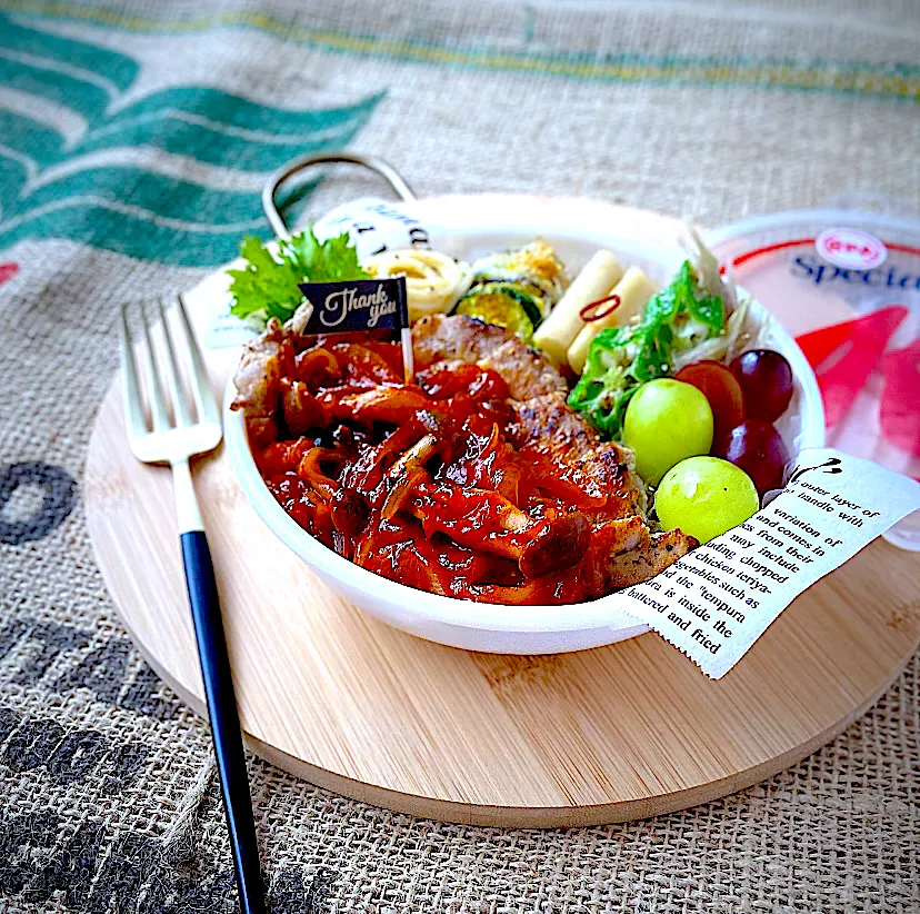 ポークチャップ🥩🍄ナスとズッキーニのチーズ焼き🍆🥒ごぼうの漬物　オクラと茗荷の胡麻和え弁当🍱|Naoさん