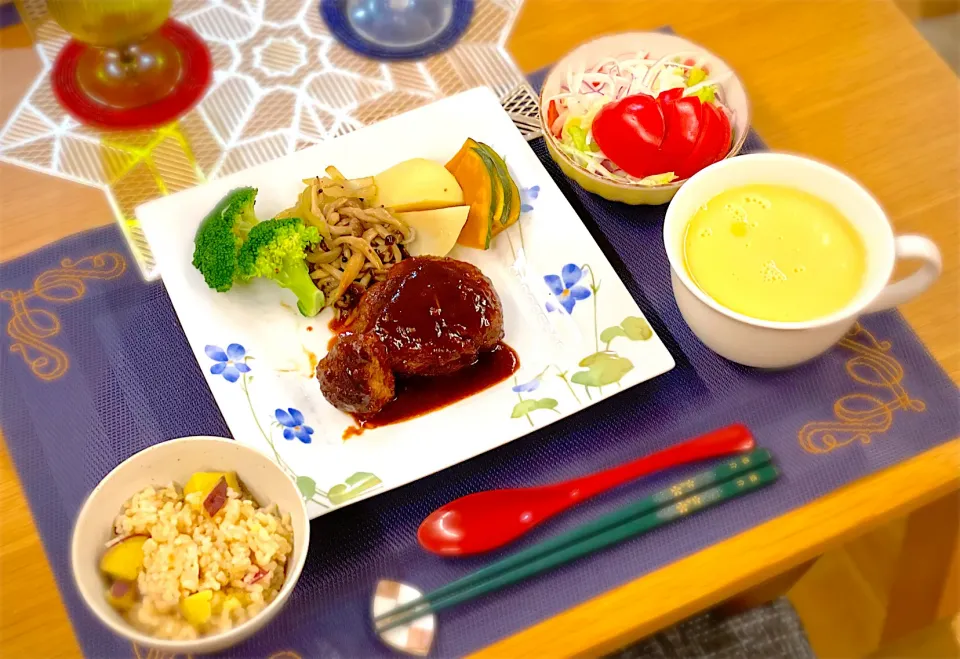 ハンバーグ　温野菜　きのこ玉ねぎバター醤油炒め　お芋ご飯　コーンポタージュ　サラダ|nana 🍅さん