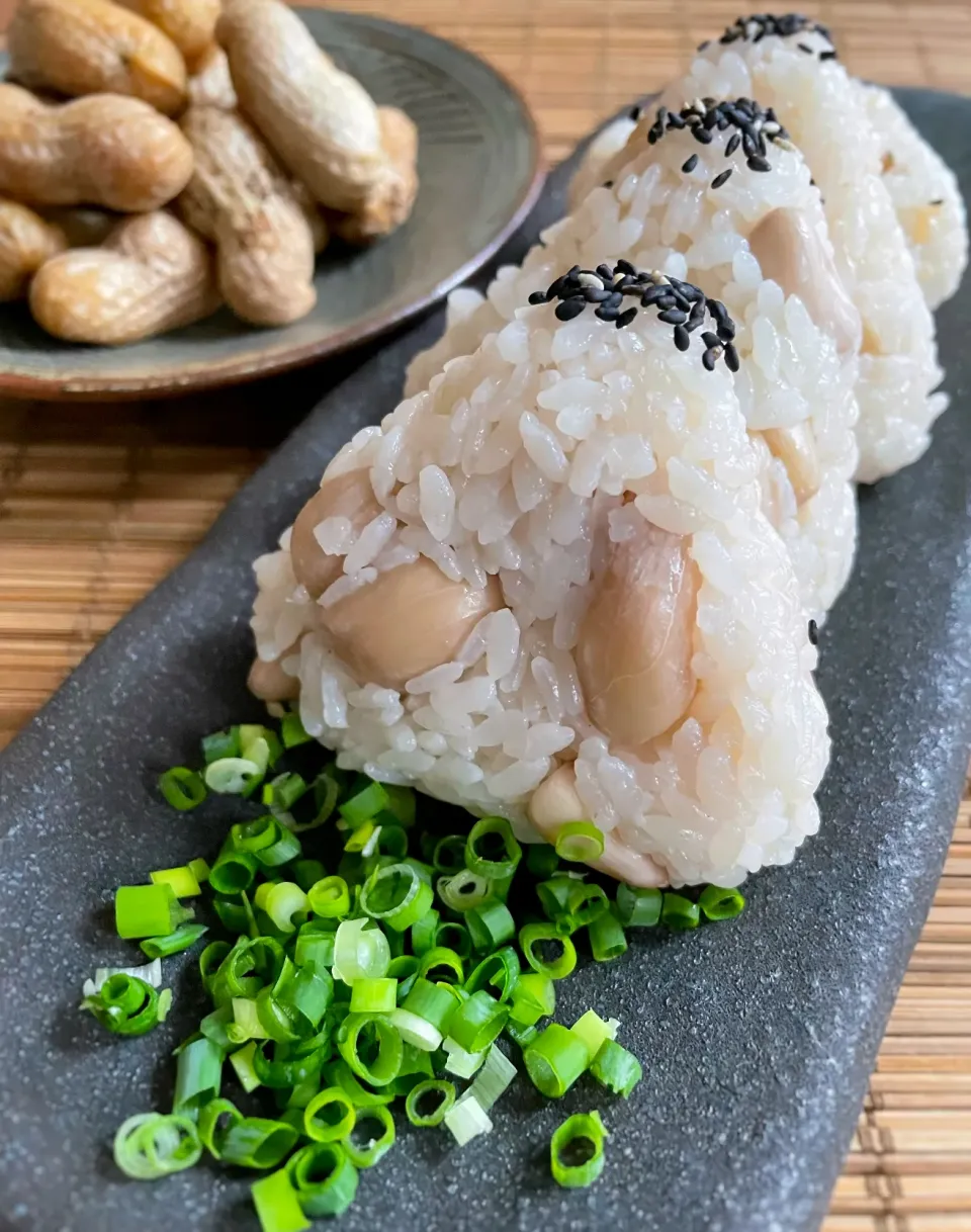 Snapdishの料理写真:シカノシェフの千葉産生落花生の炊き込みごはんでおにぎり🍙|アッチさん