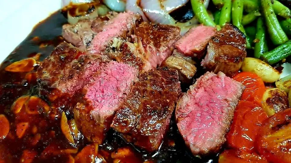 medium rare steak|steven z.y.さん