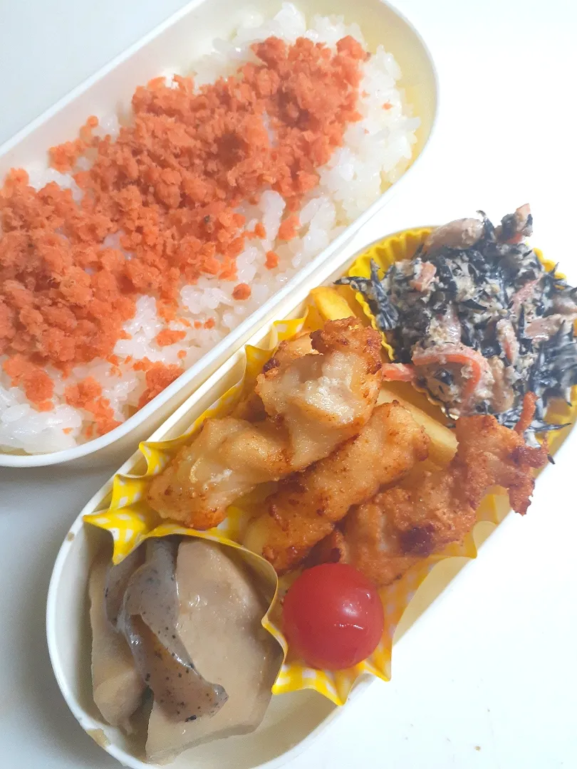 ☆中学生弁当☆鮭ごはん、ひじきサラダ、ポテトフライ、唐揚げ、ミニトマト、里芋煮っころがし|ｼｮｺﾗさん